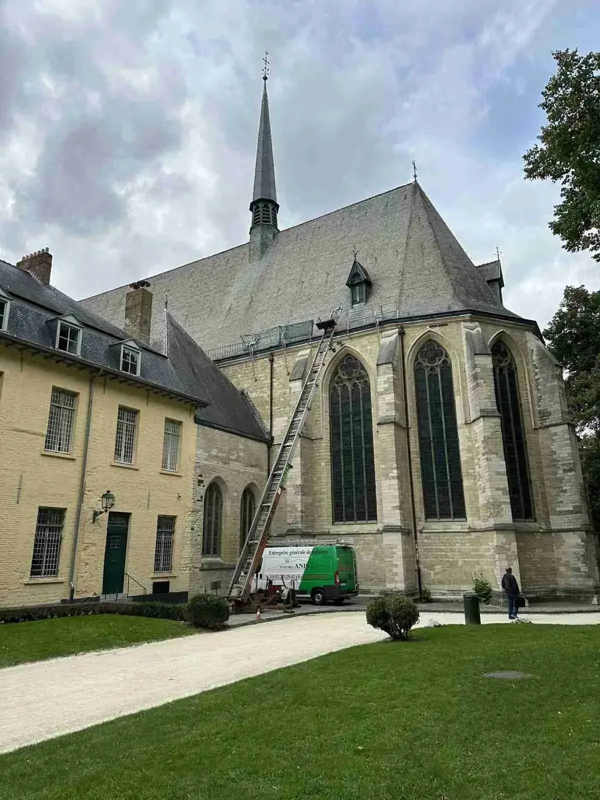 Toiture d’une église et échelle de couvreur
