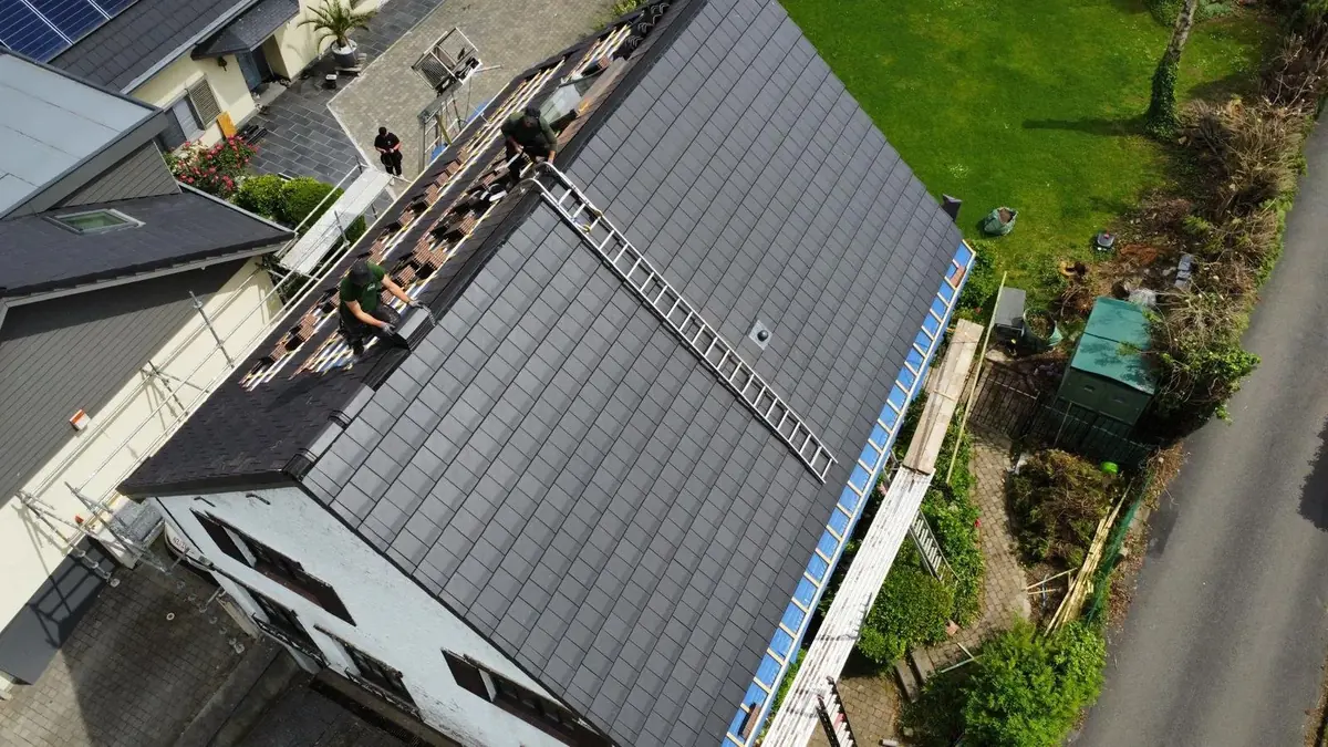 Vue aérienne d’une toiture en ardoises pendant la rénovation
