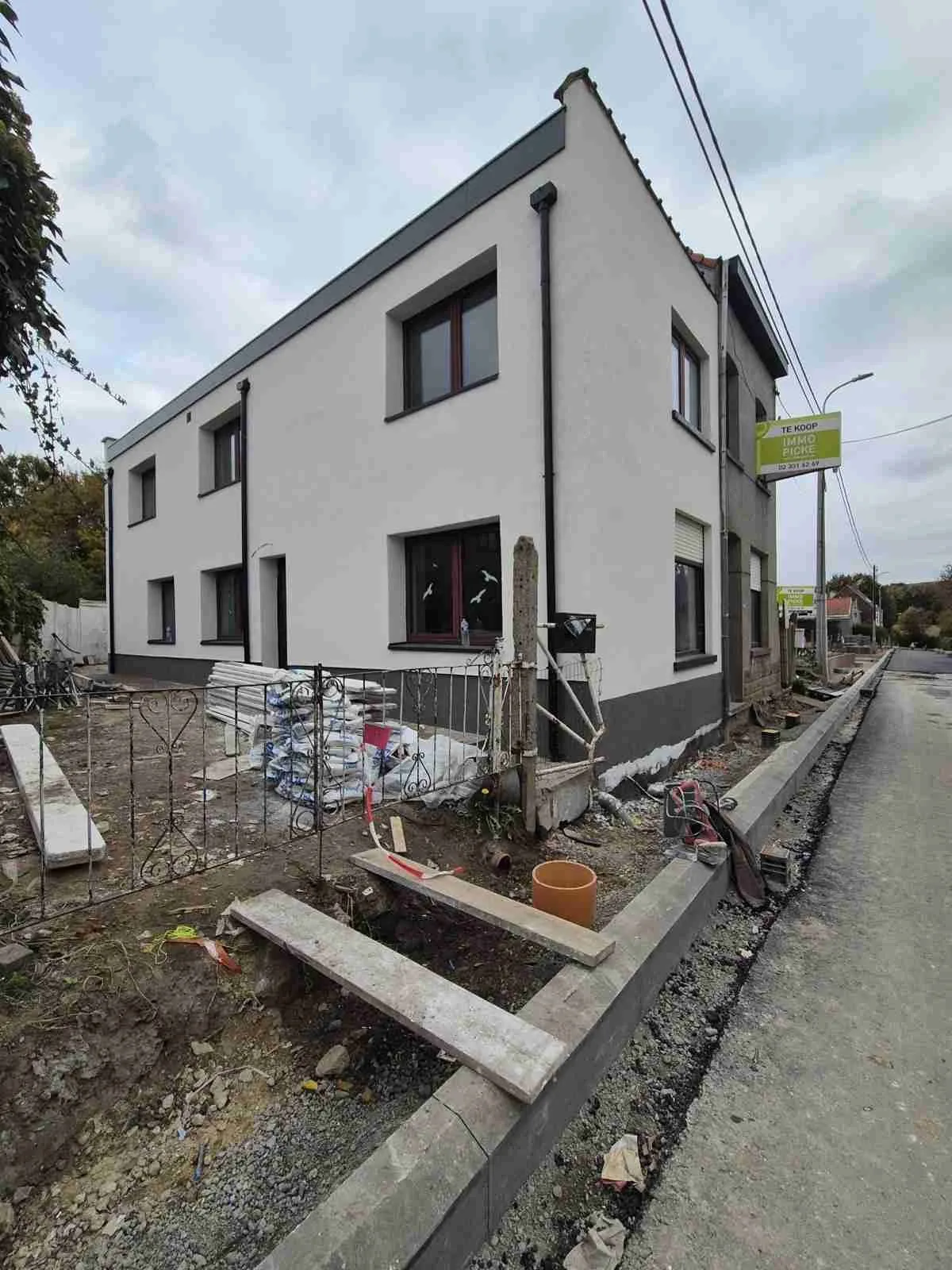 Maison moderne façade blanche rénovée