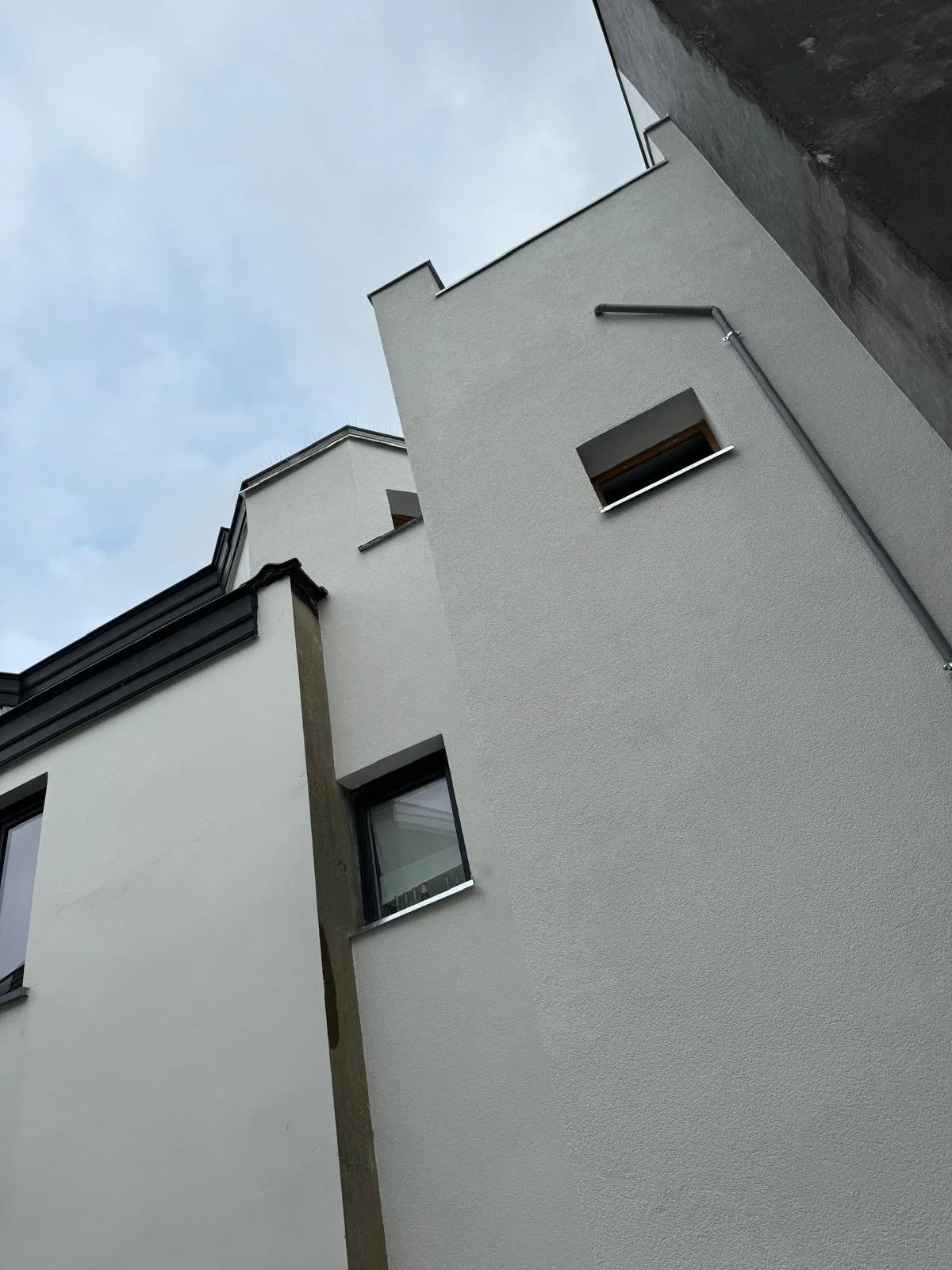 Façade blanche moderne rénovée avec grandes fenêtres